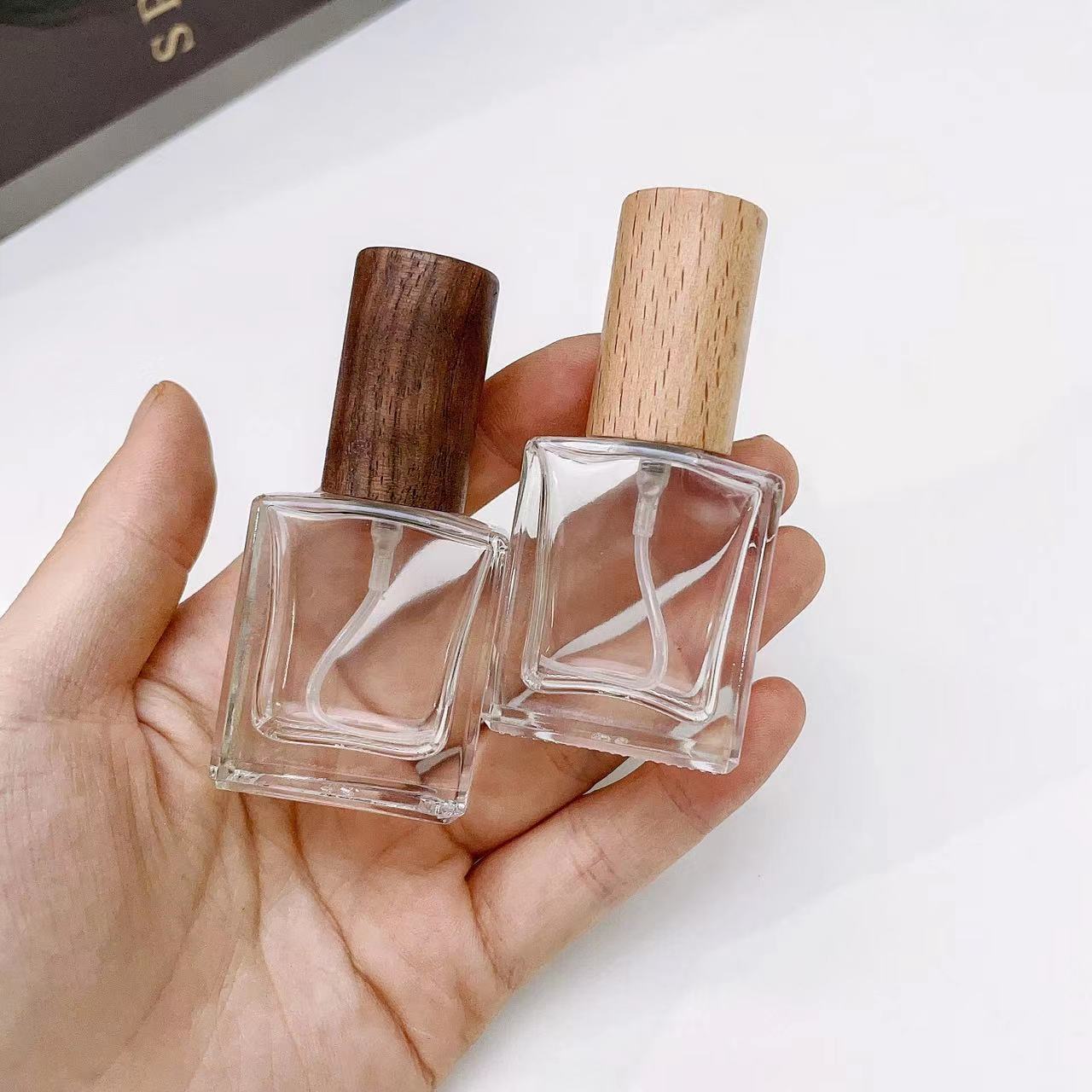 ガラスフレグランススプレー,ポータブル,正方形,詰め替え可能 - Perfume Fragrance House のレビューと価格