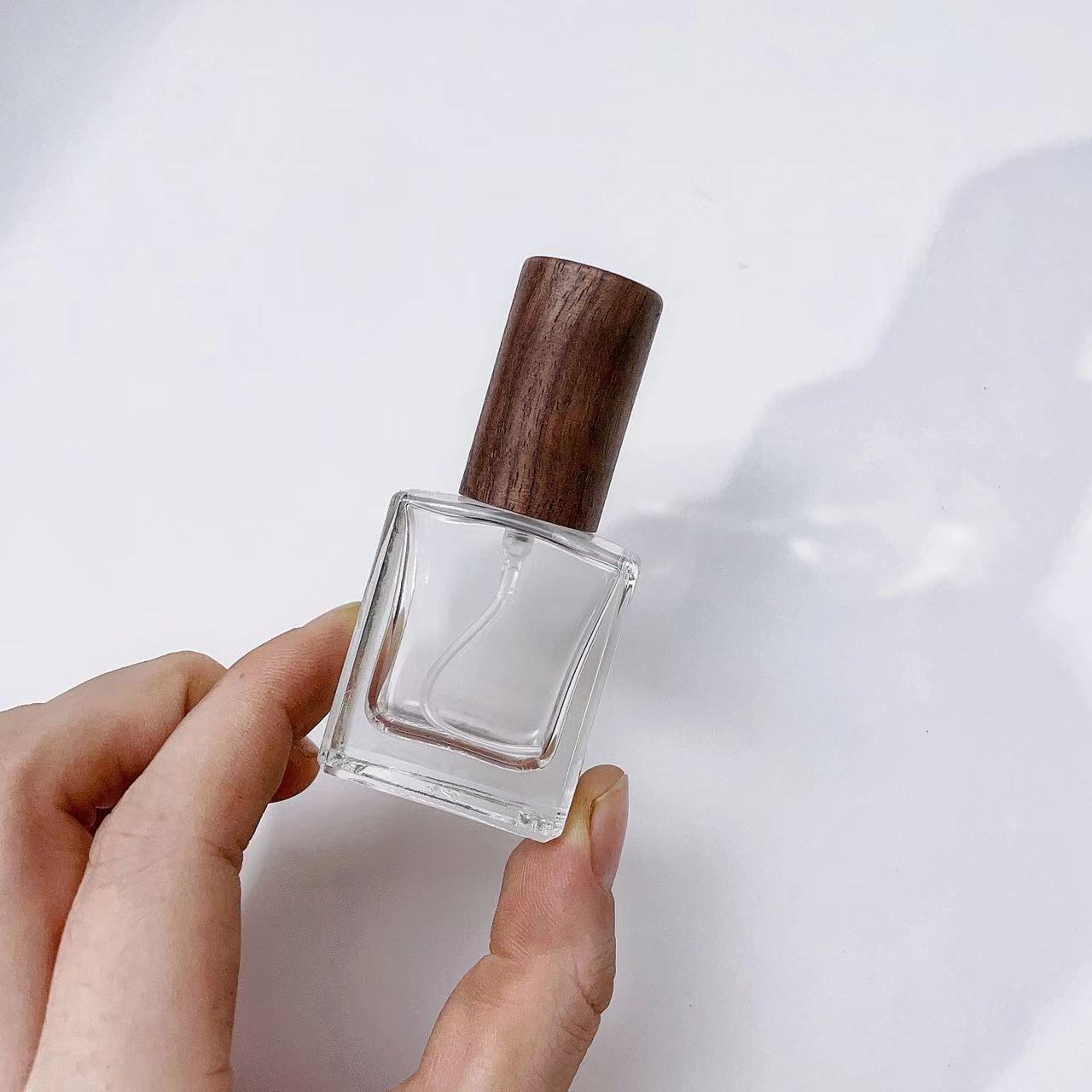 ガラスフレグランススプレー,ポータブル,正方形,詰め替え可能 - Perfume Fragrance House のレビューと価格
